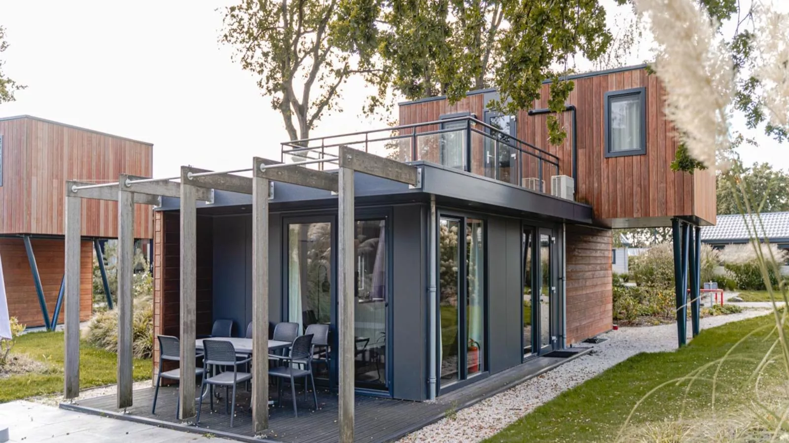 L Etage-Exterior in summer