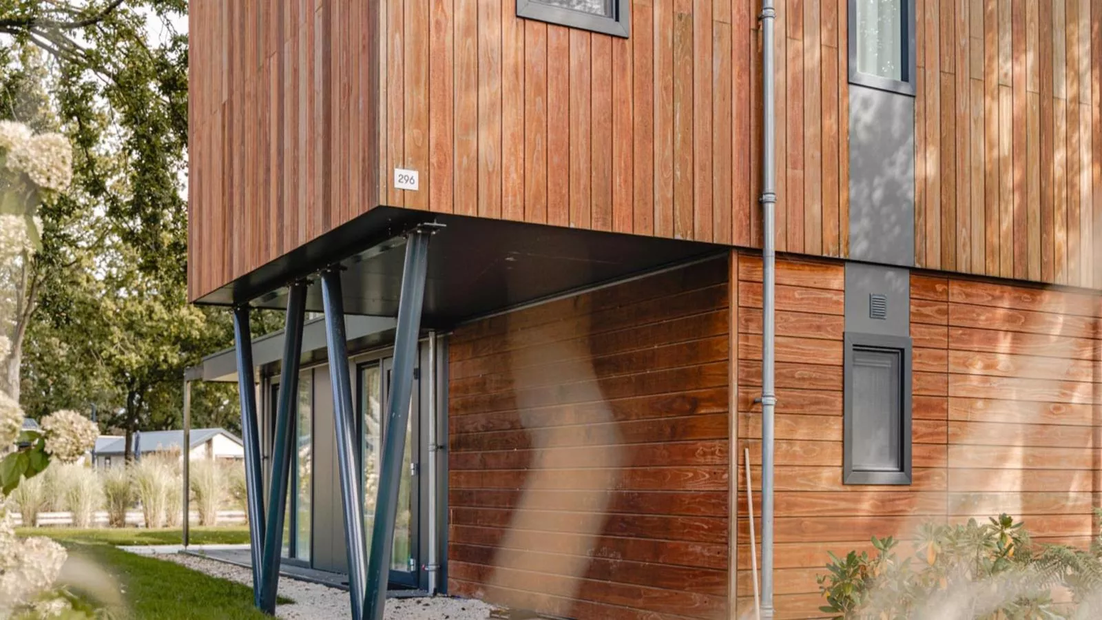 L Etage-Exterior in summer