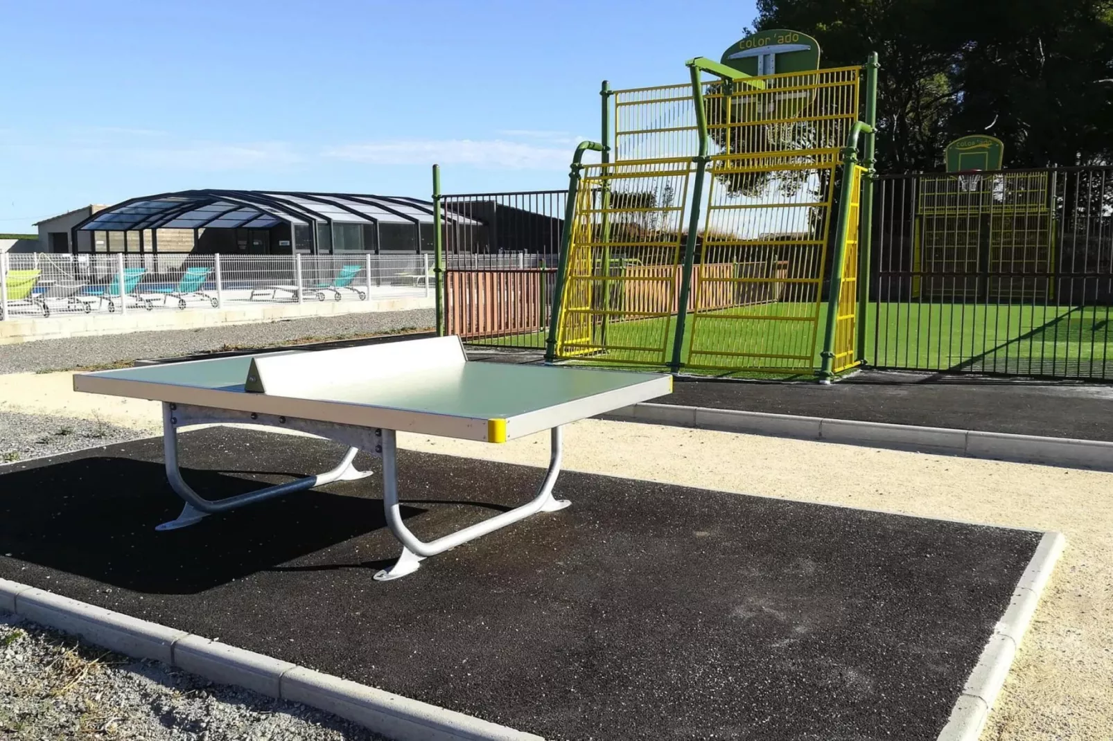 Chalet in Pomérols-Gardens in summer