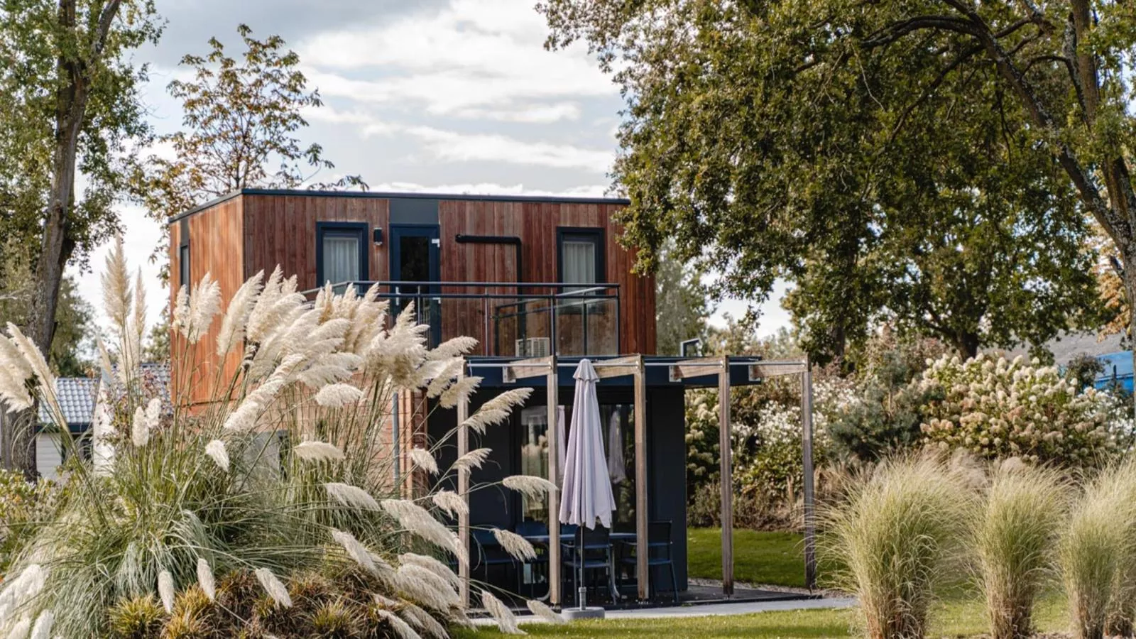 L Etage-Gardens in summer