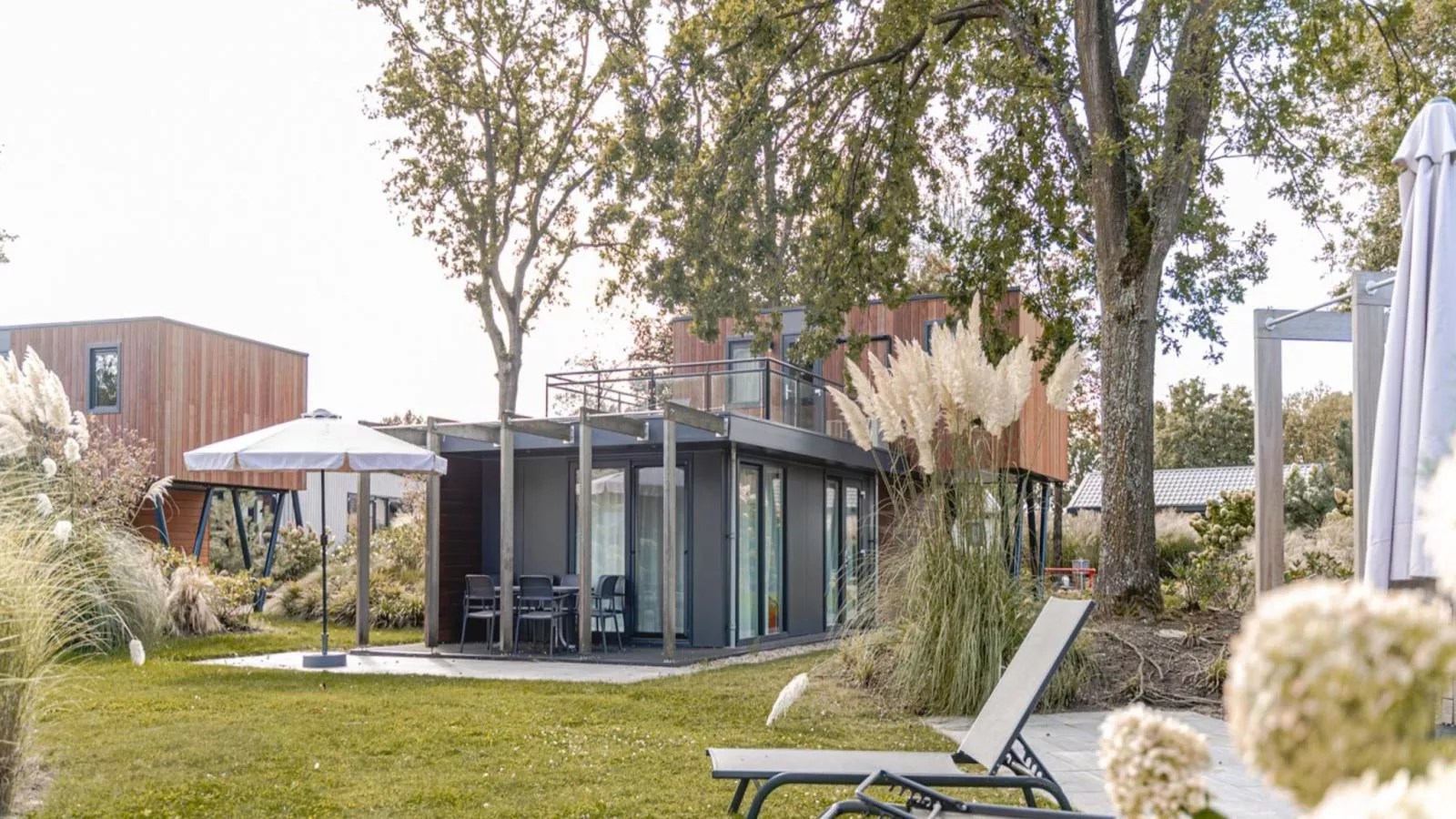 L Etage-Exterior in summer