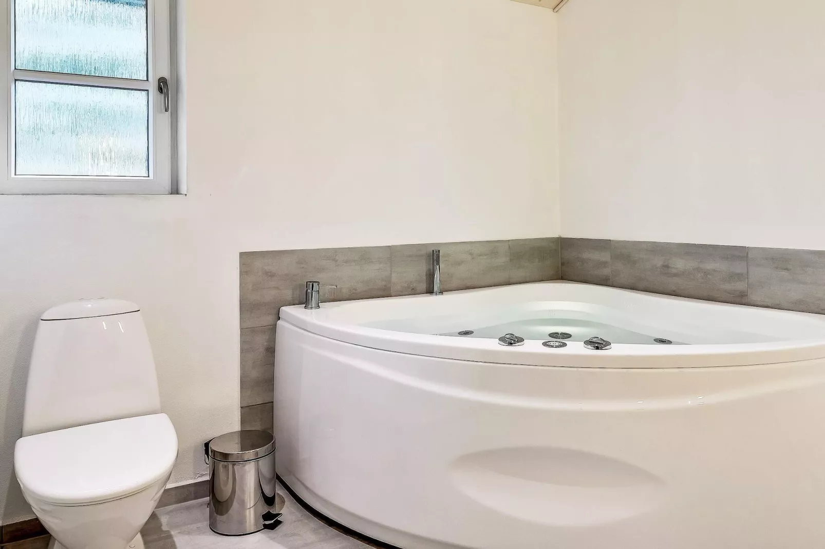 8 Personen Ferienhaus in Oksbøl-Wellnessbereich