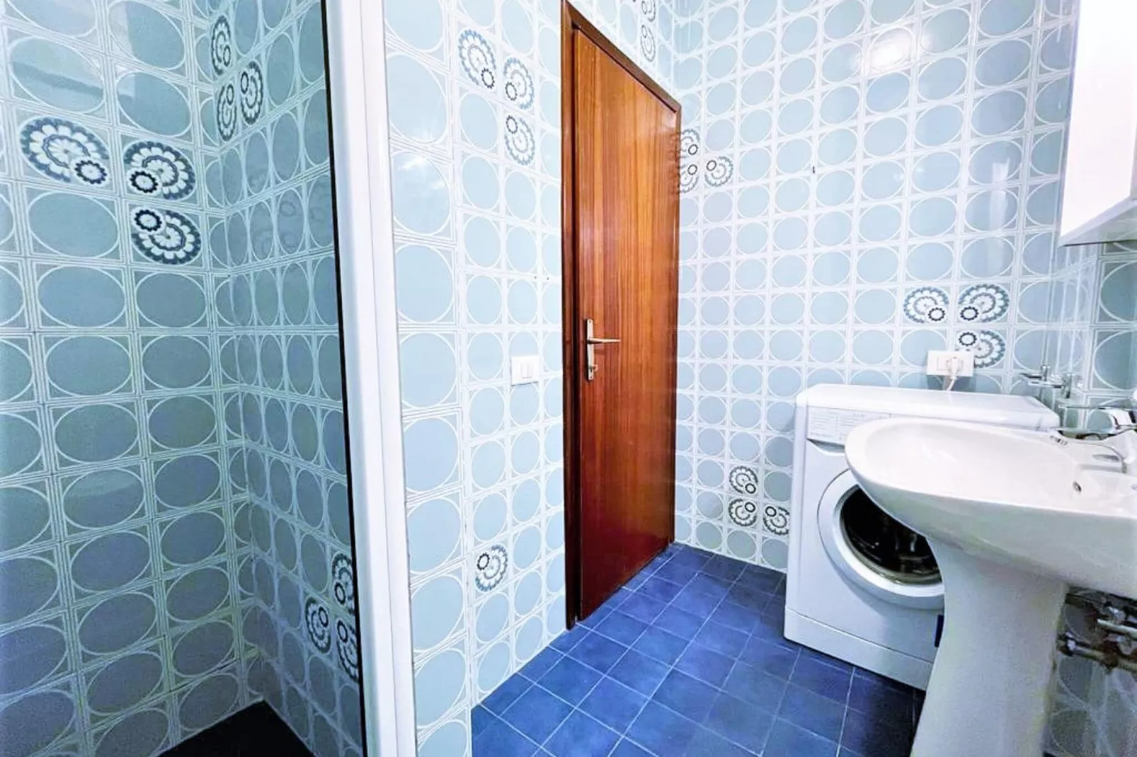 Caravella 32-Bathroom