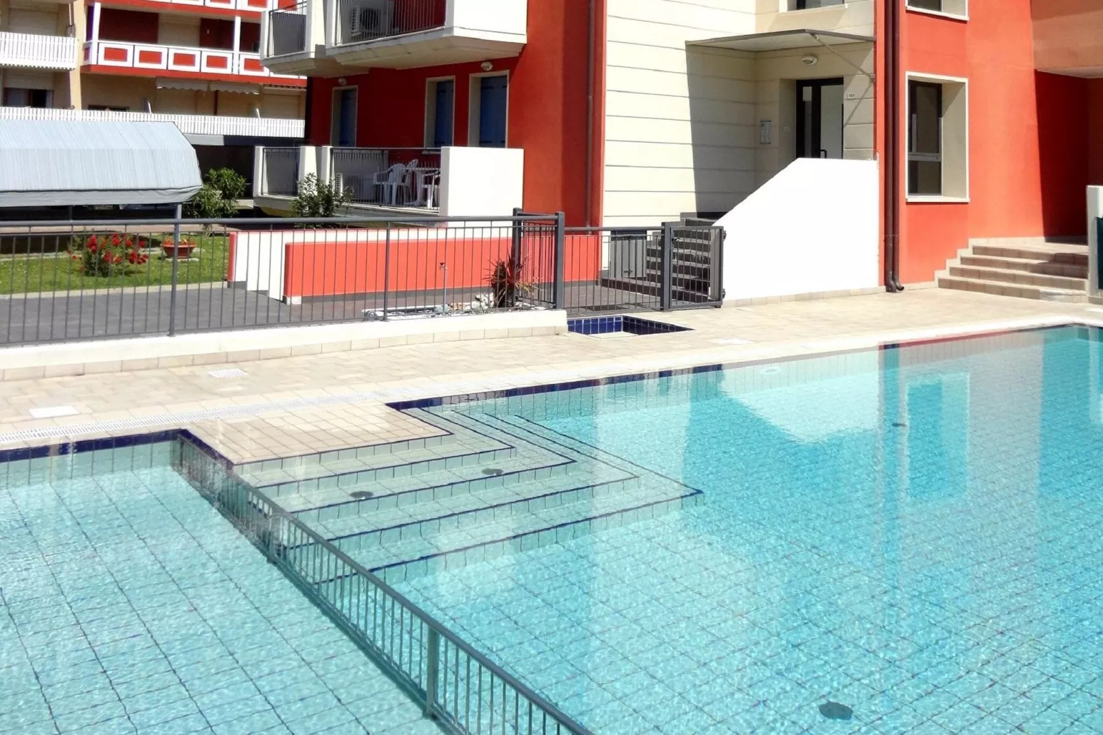 Cinema 5-Pool