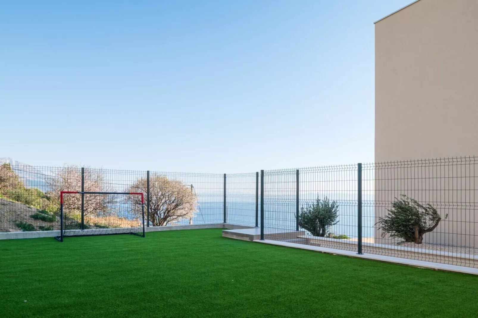 Luxury Villa Hedonia - Gardens in summer