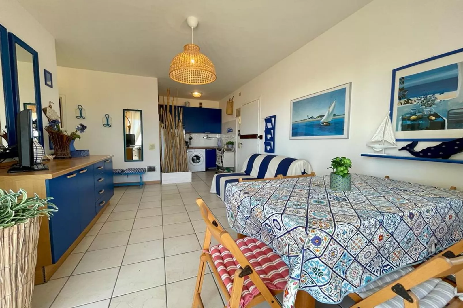 Condor 107-Living room