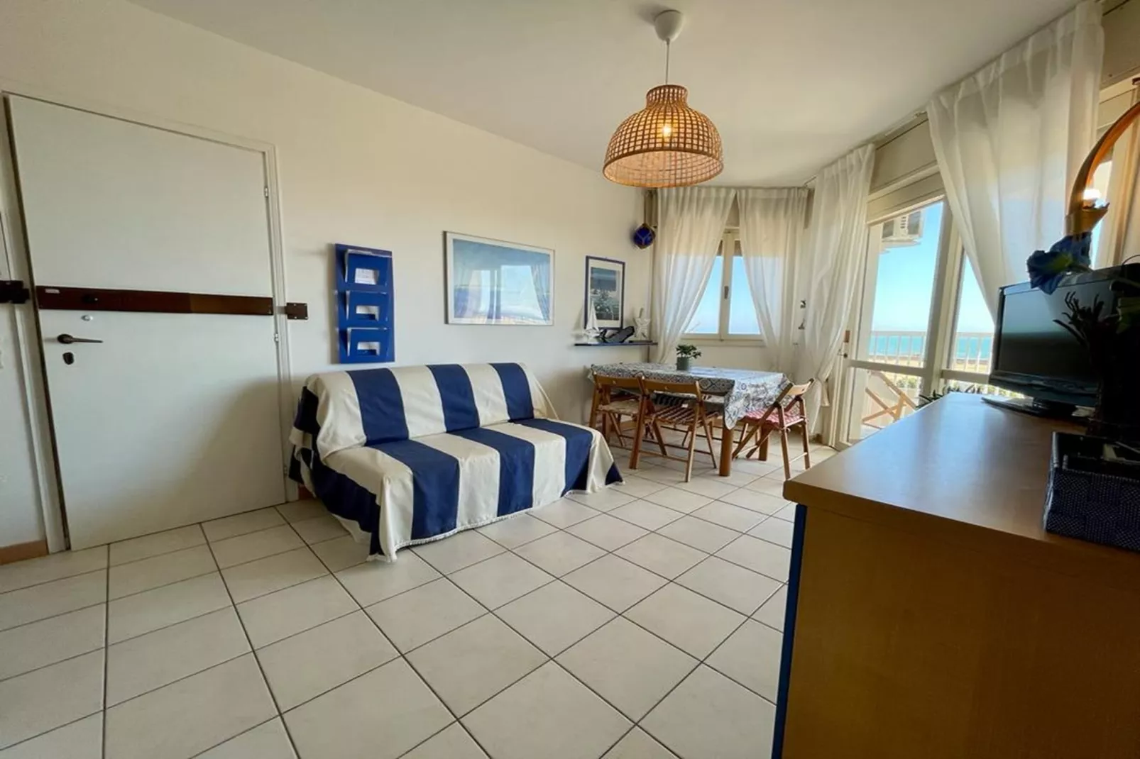 Condor 107-Living room