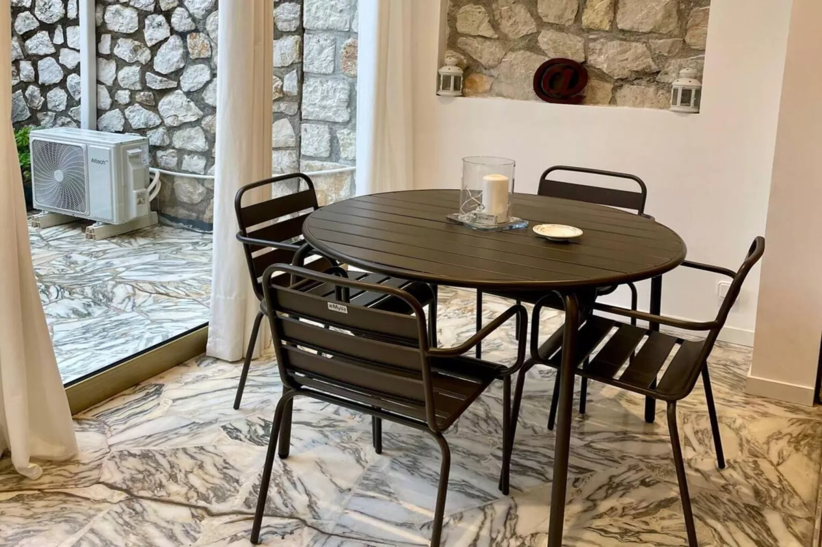 Studio cosy près du Cap d'Antibes & plages de sable-Esszimmer