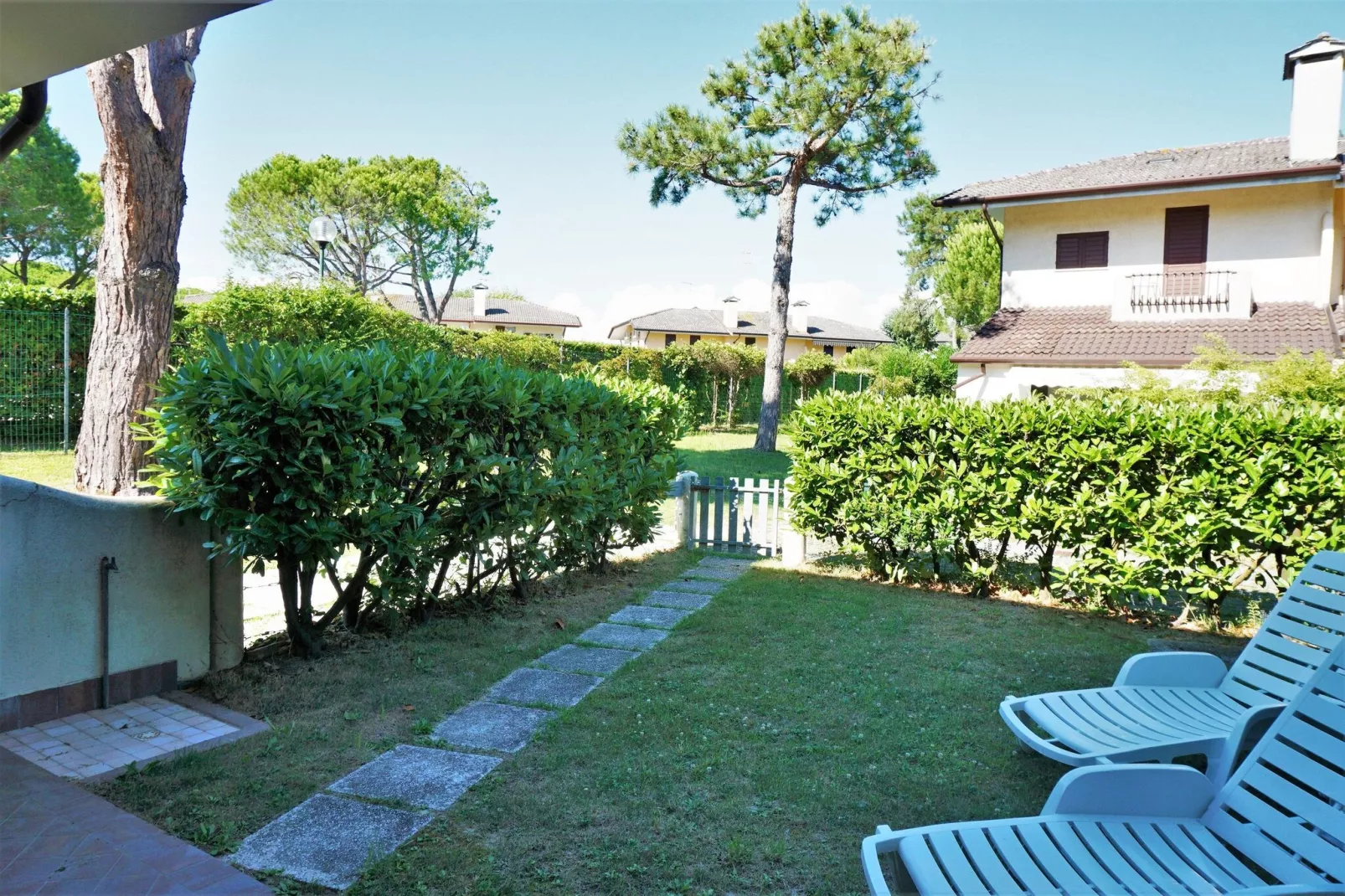 LN 74/84-Gardens summer