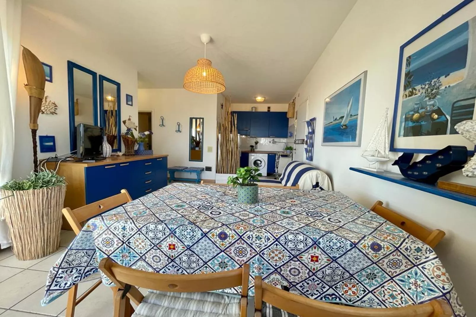 Condor 107-Dining room