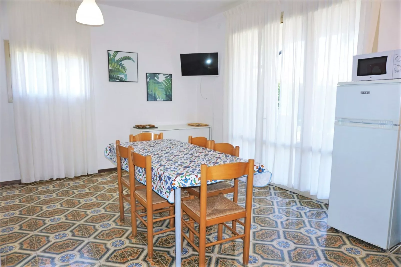 LN 74/84-Dining room