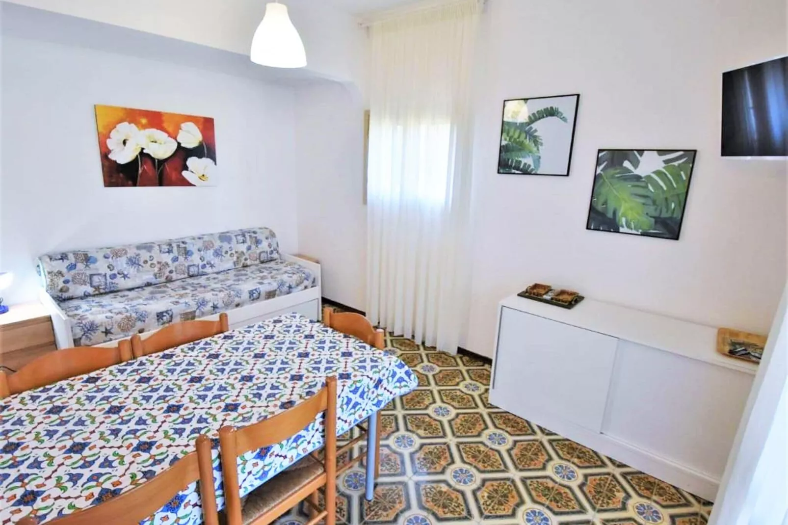LN 74/84-Living room