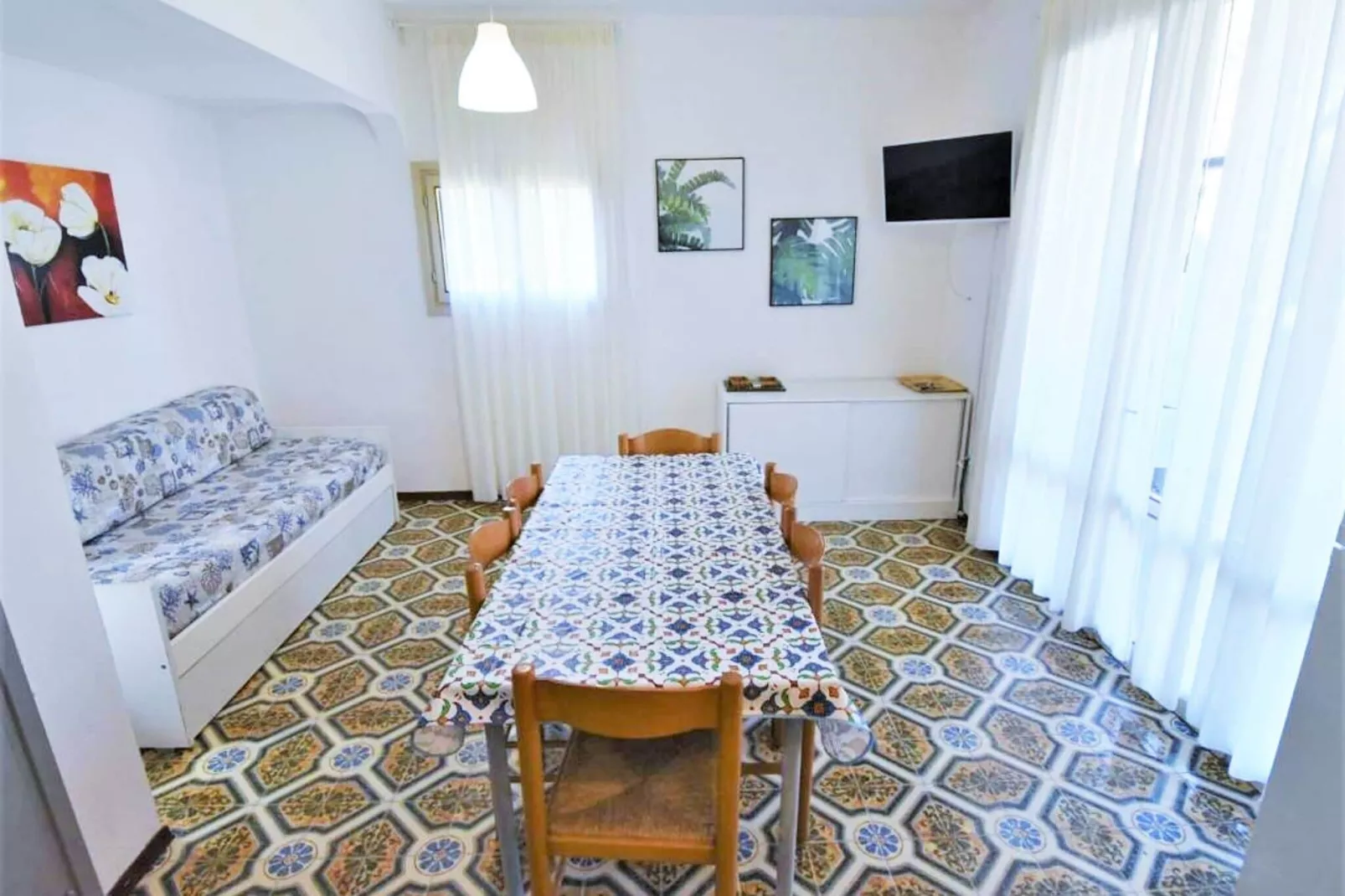 LN 74/84-Living room