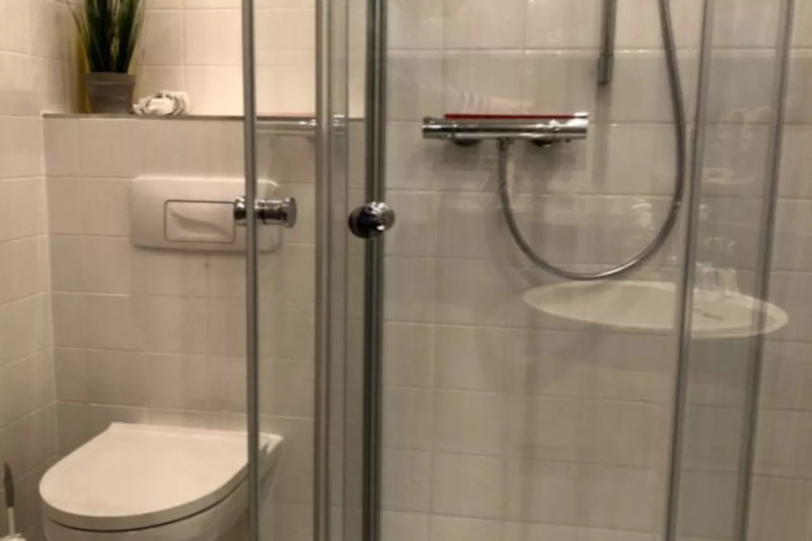 EG Links Haus 4 Nr 9-Badezimmer