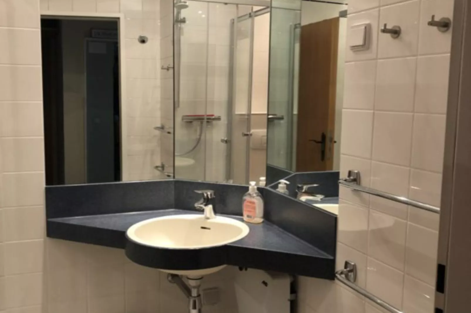 EG Links Haus 4 Nr 9-Badezimmer