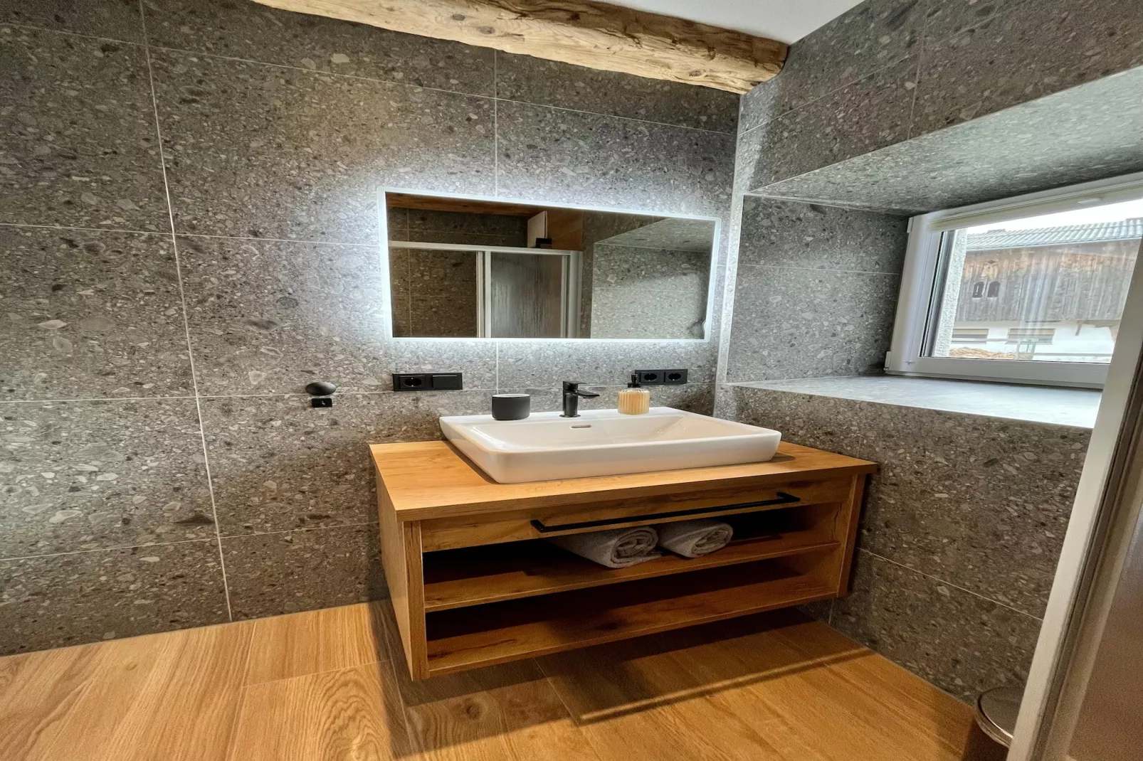 Appartement "Schnauz-Bartl"-Badezimmer