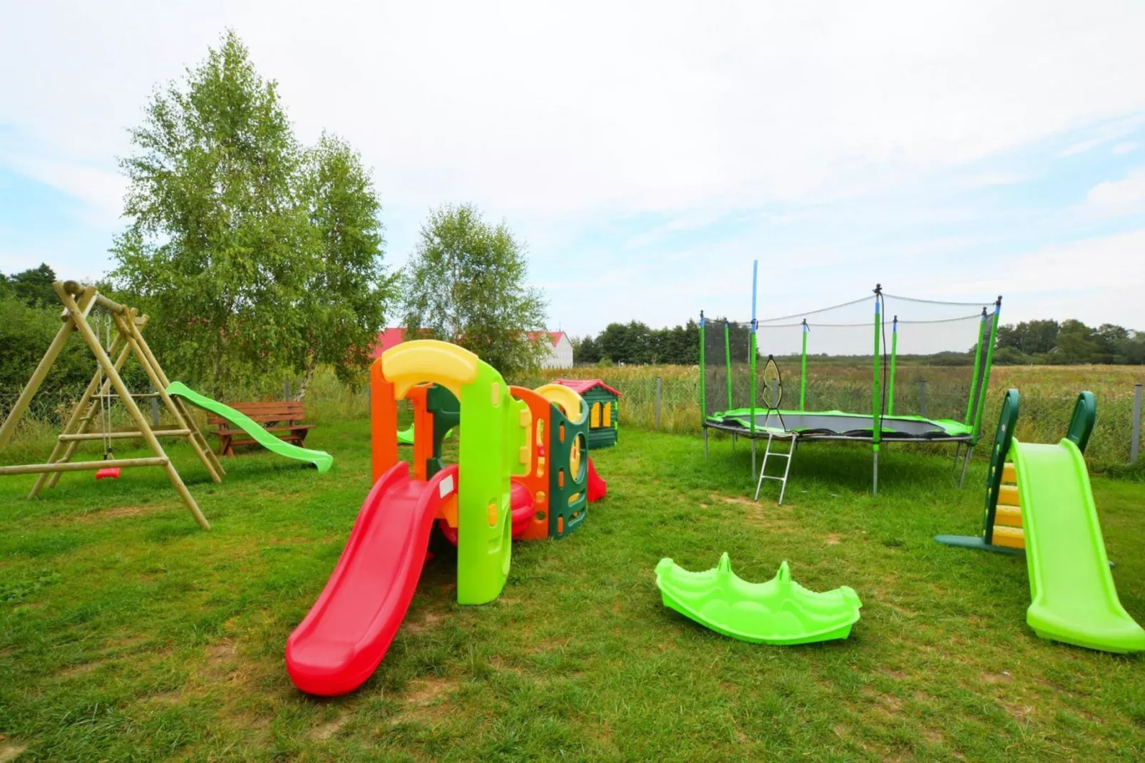 Domki wakacyjne przy basenie Jarosławiec-Gardens in summer
