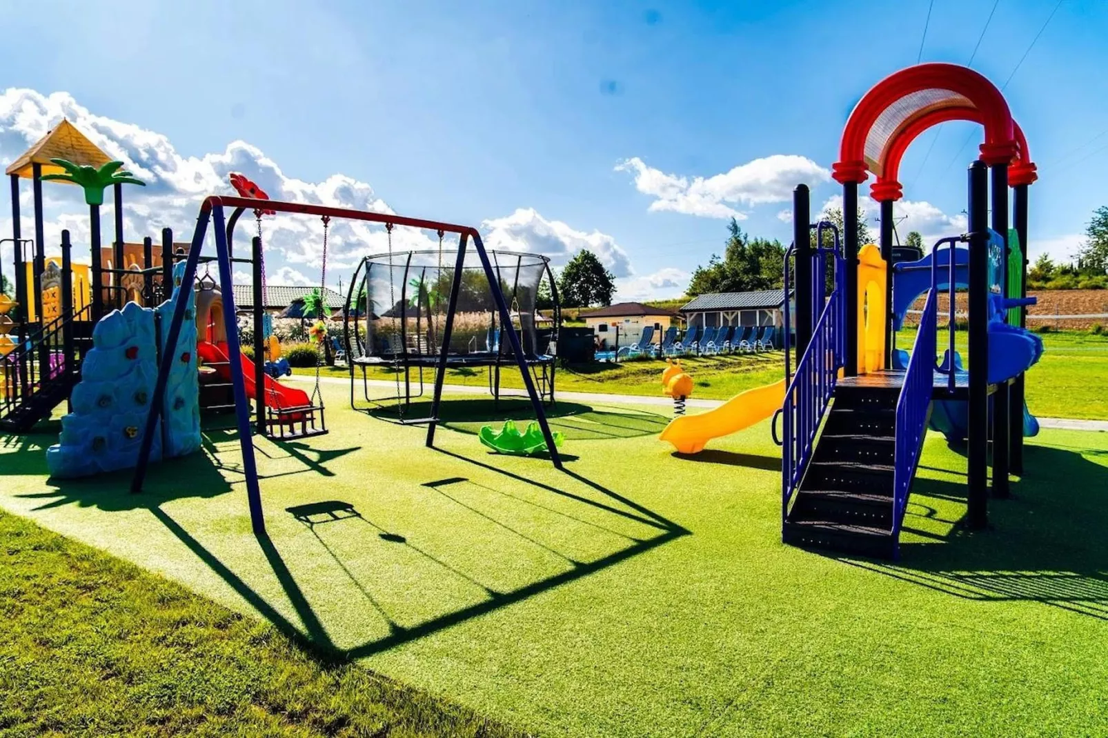 Parterowy domek 4-os Ustronie Morskie-Jardins en été