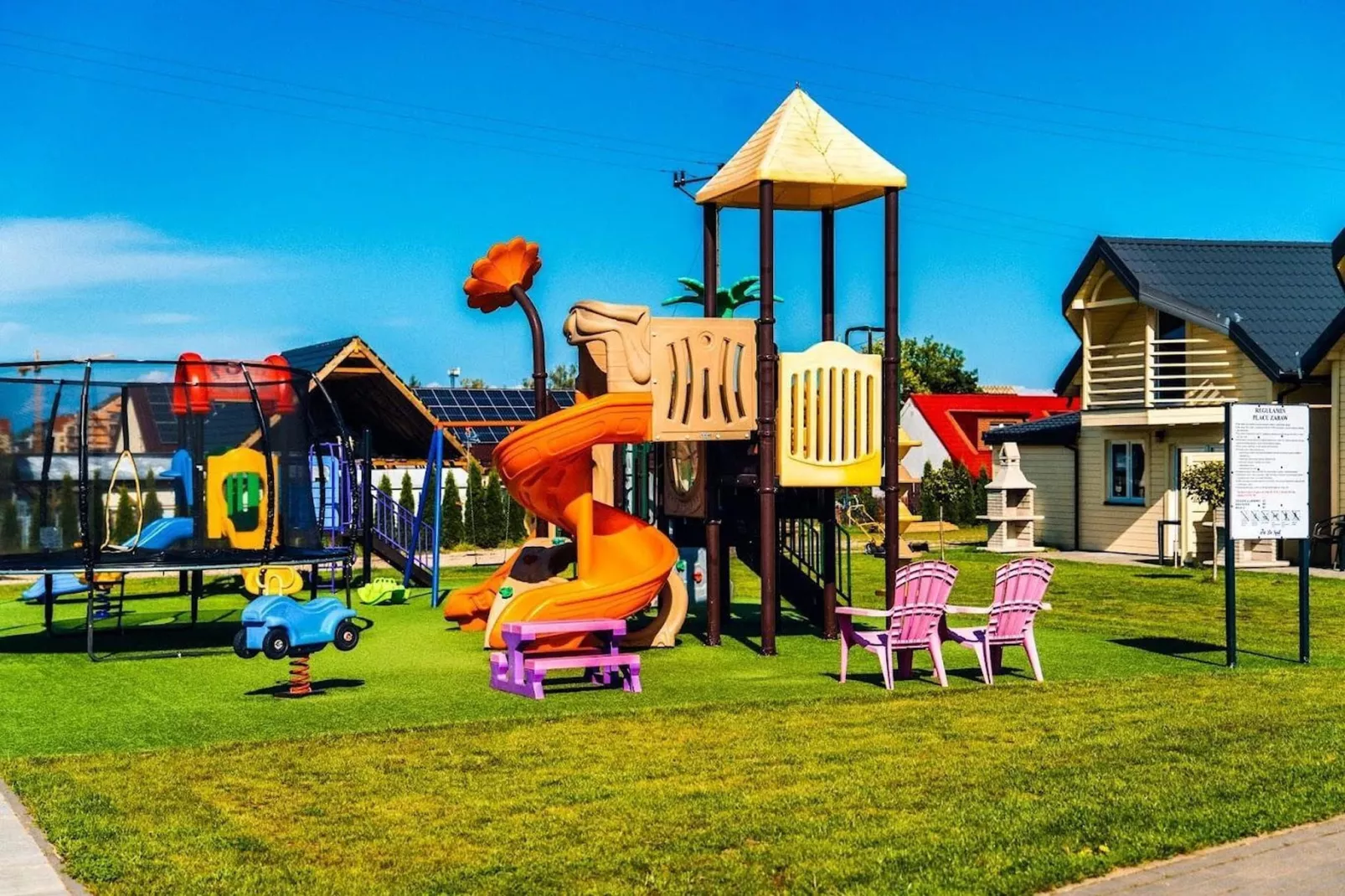 Parterowy domek 4-os Ustronie Morskie-Jardins en été