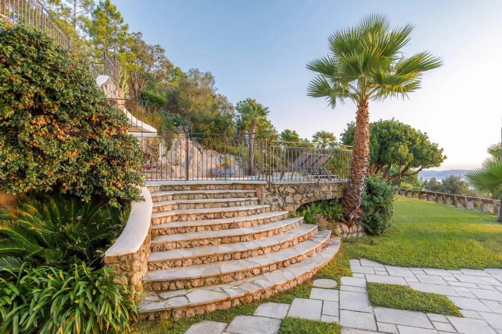 Magnifique villa avec vue sur mer et belle piscine-Jardins en été
