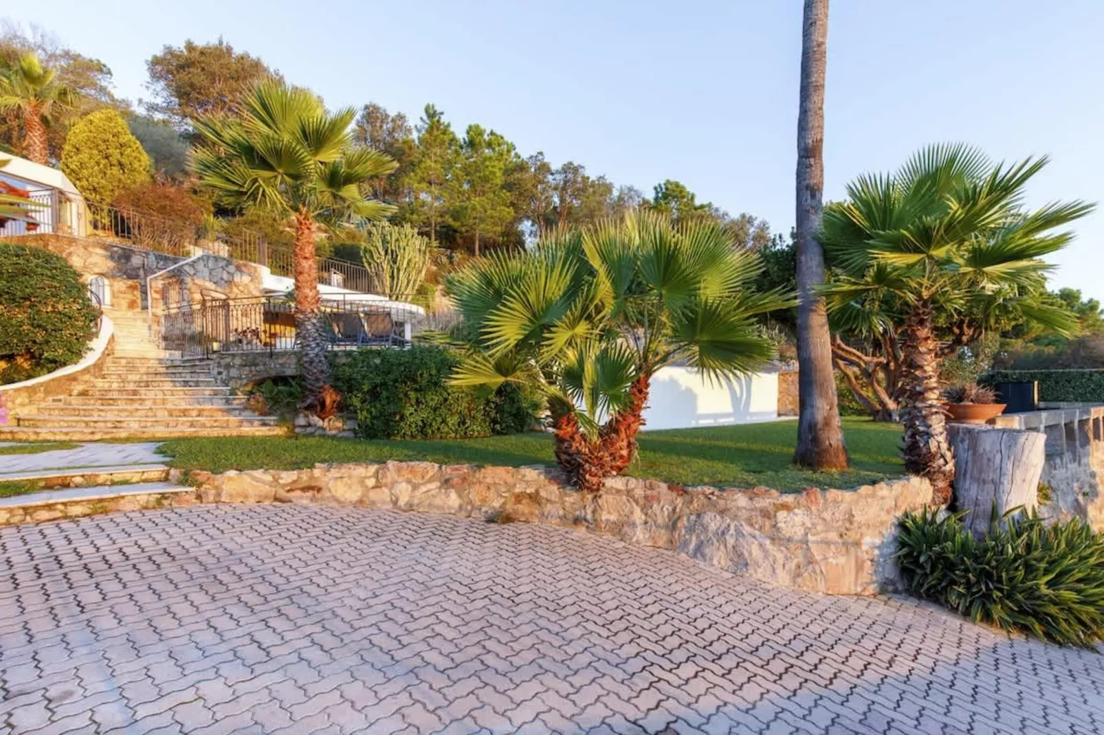 Magnifique villa avec vue sur mer et belle piscine-Jardins en été
