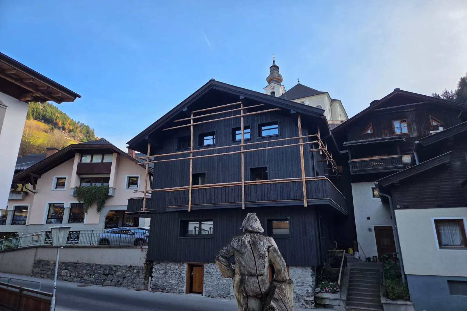 Hausa-Exterior in summer