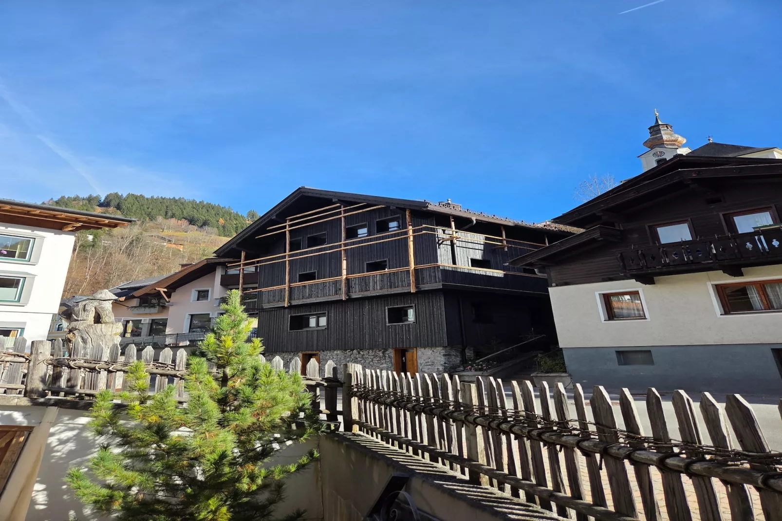 Hausa-Exterior in summer