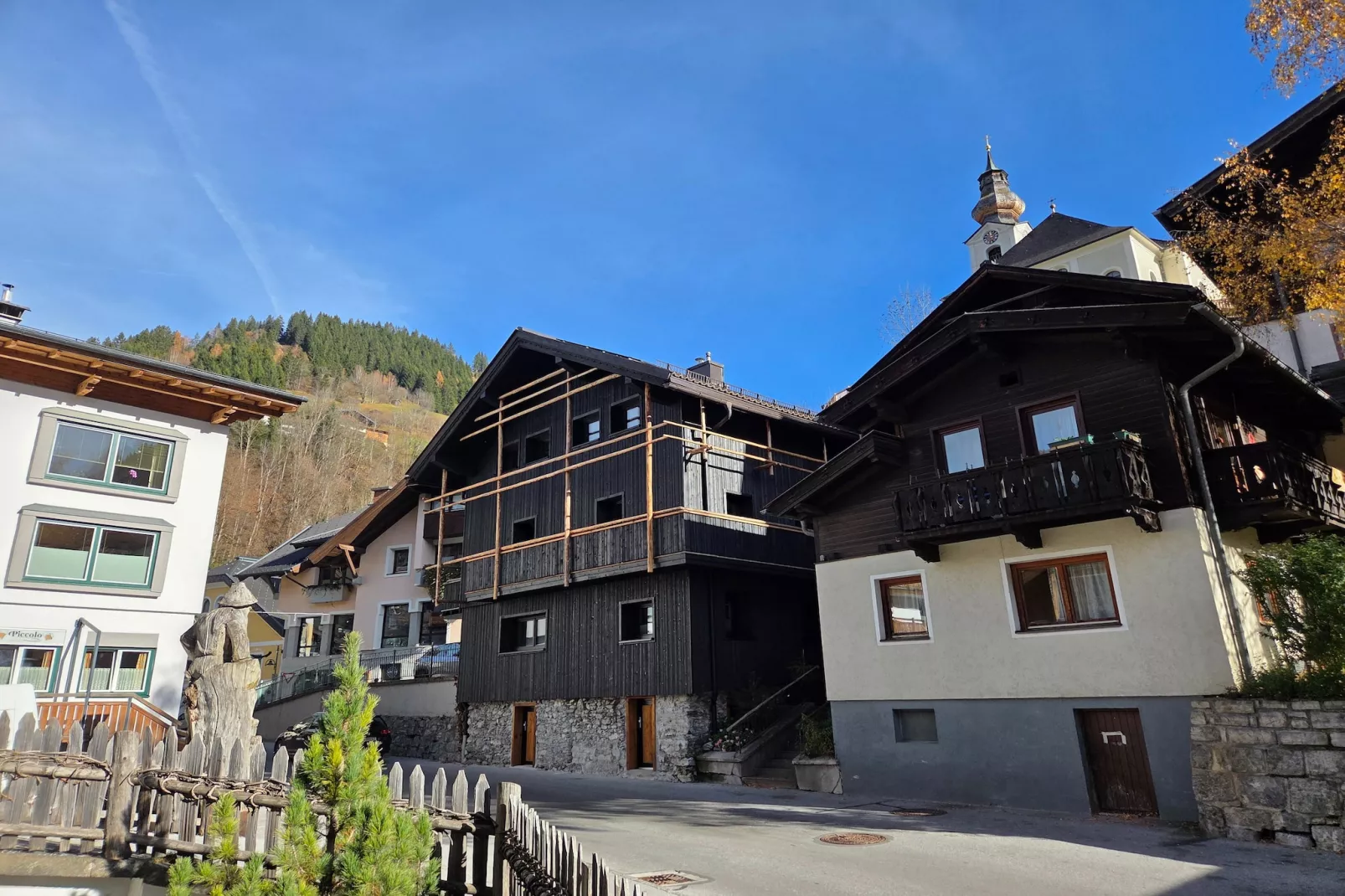 Hausa-Exterior in summer