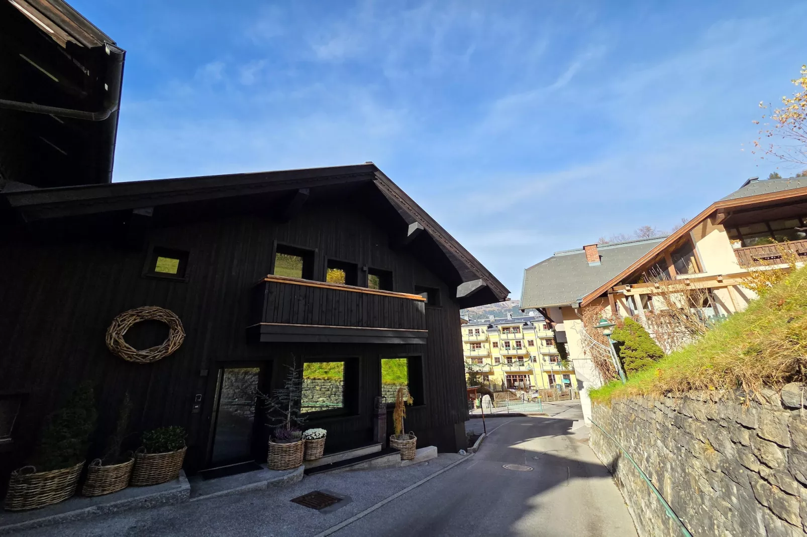 Hausa-Exterior in summer