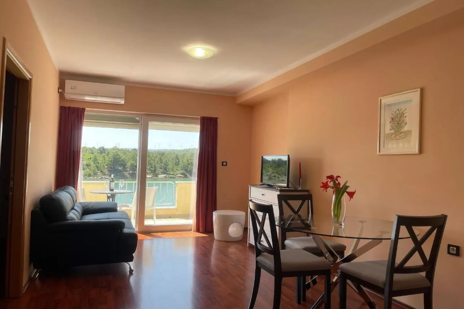 Apartment with Pool View