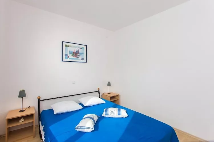 Apartments Villa Maslina - One-Bedroom Apartment with Terrace and Garden View-Bedroom