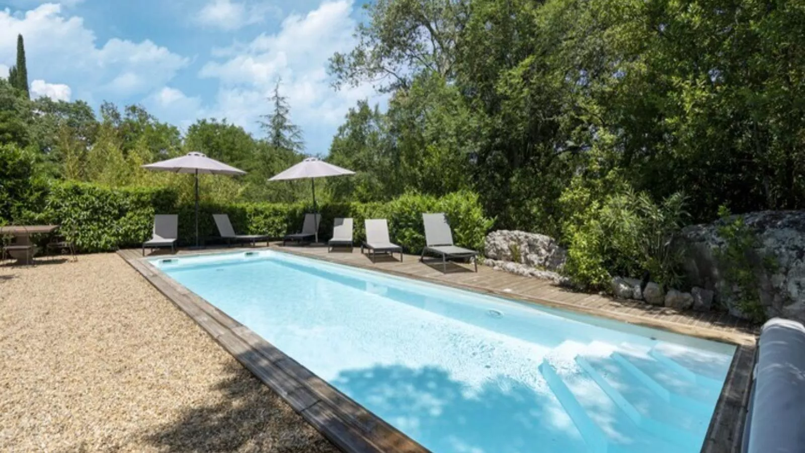 Grenadiers à Six-Swimming pool