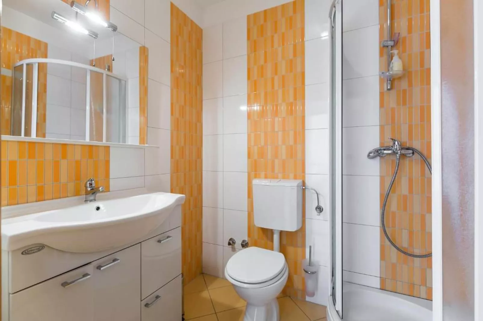 Apartment with Balcony-Bathroom