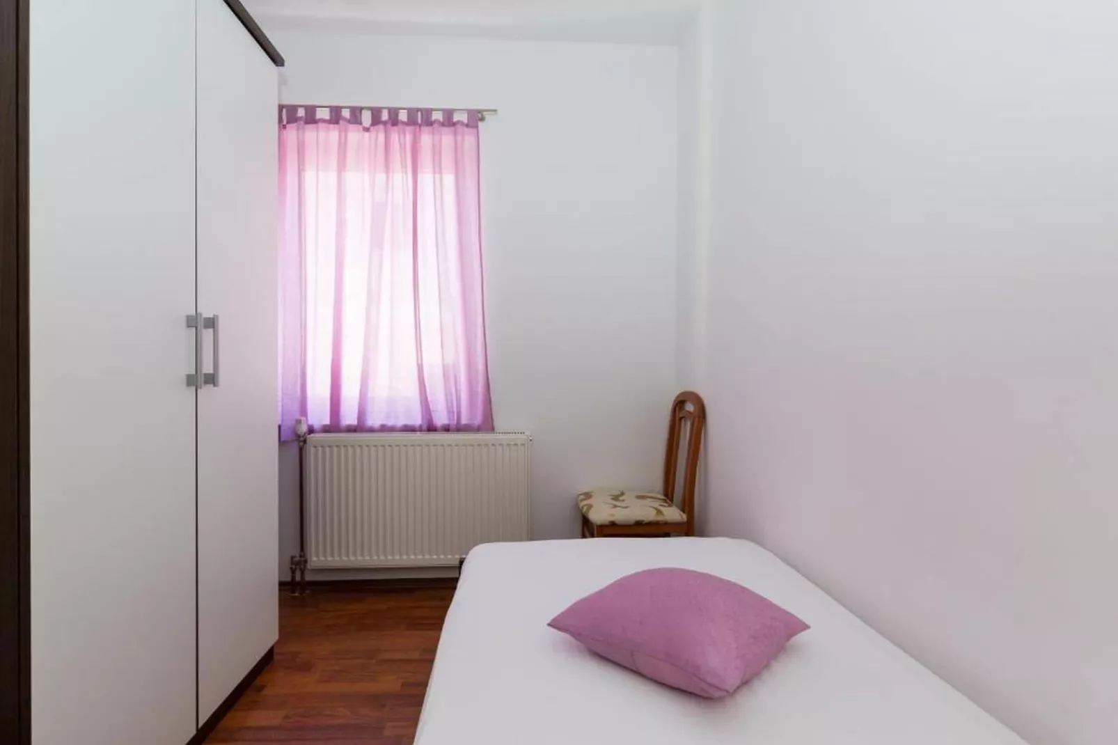 Apartment with Pool View-Schlafzimmer