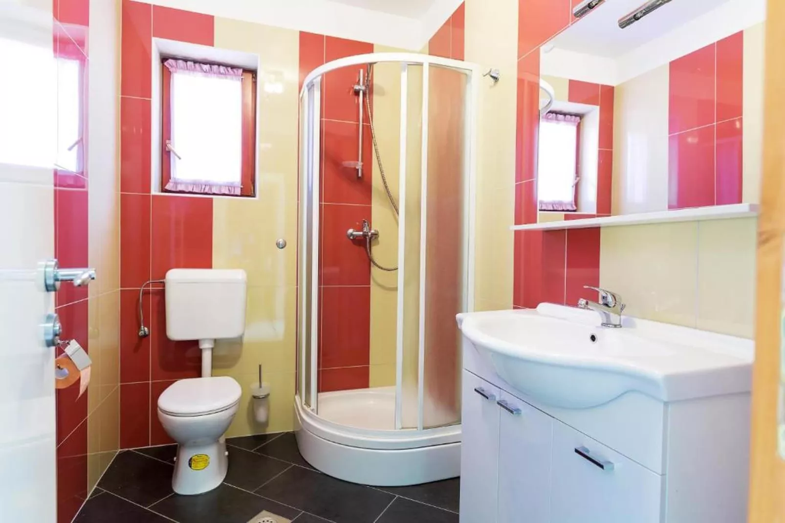 Apartment with Pool View-Badezimmer