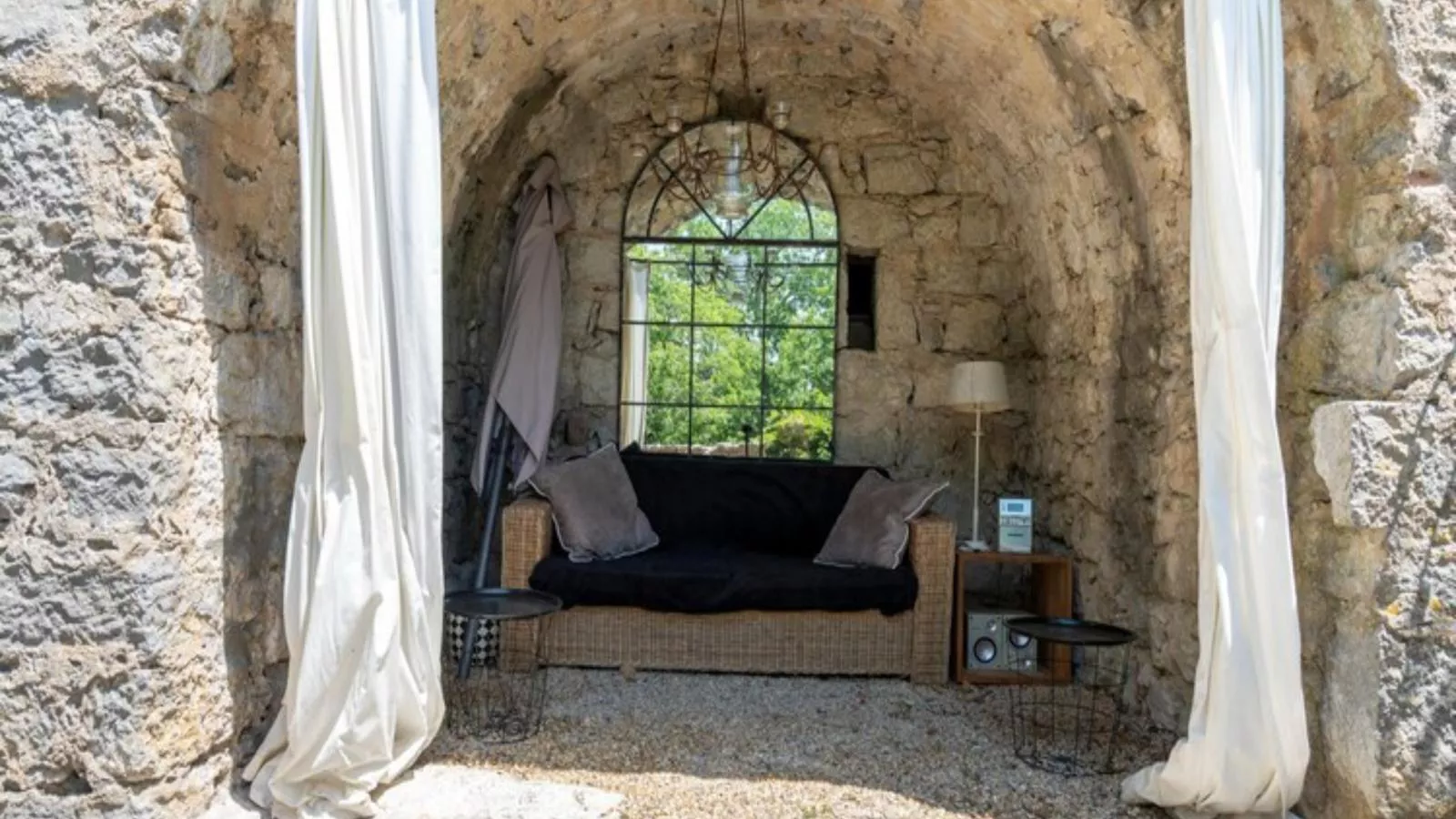 Grenadiers à Six-Terrace balcony