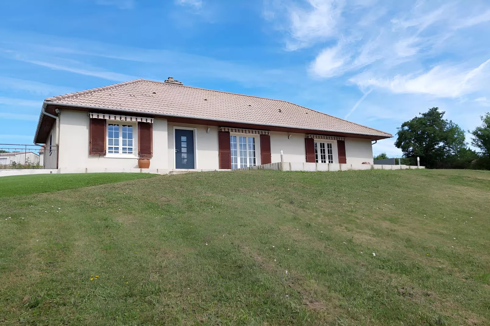 Gîte Les Charmes-Außenbereich Sommer