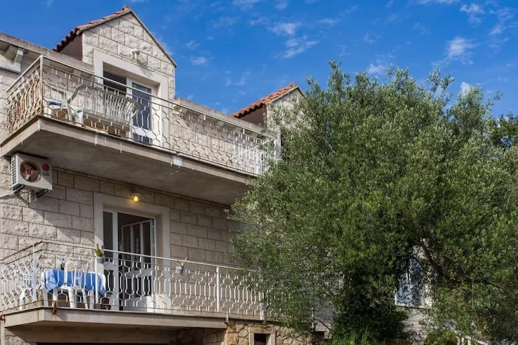 Apartments Villa Maslina - One-Bedroom Apartment with Terrace and Garden View-Terrace