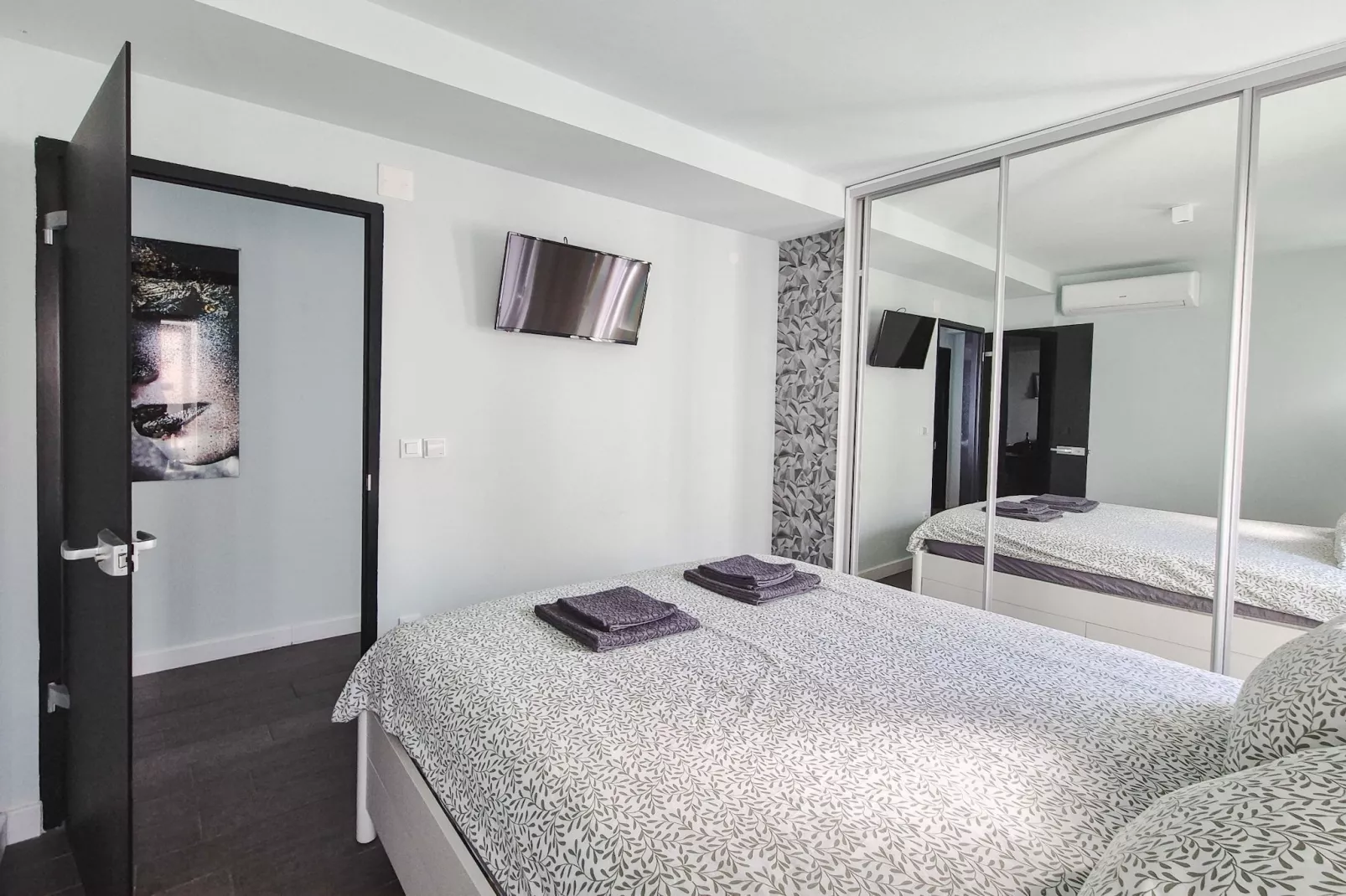 Apartment LaVilla - Two Bedroom Apartment with Balcony and Sea View (Žuti)-Bedroom