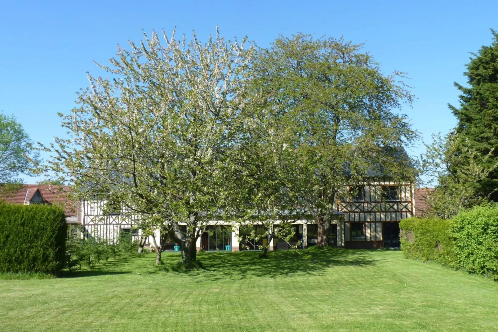 Semi-detached house Rieux - 8 pers - Gardens in summer