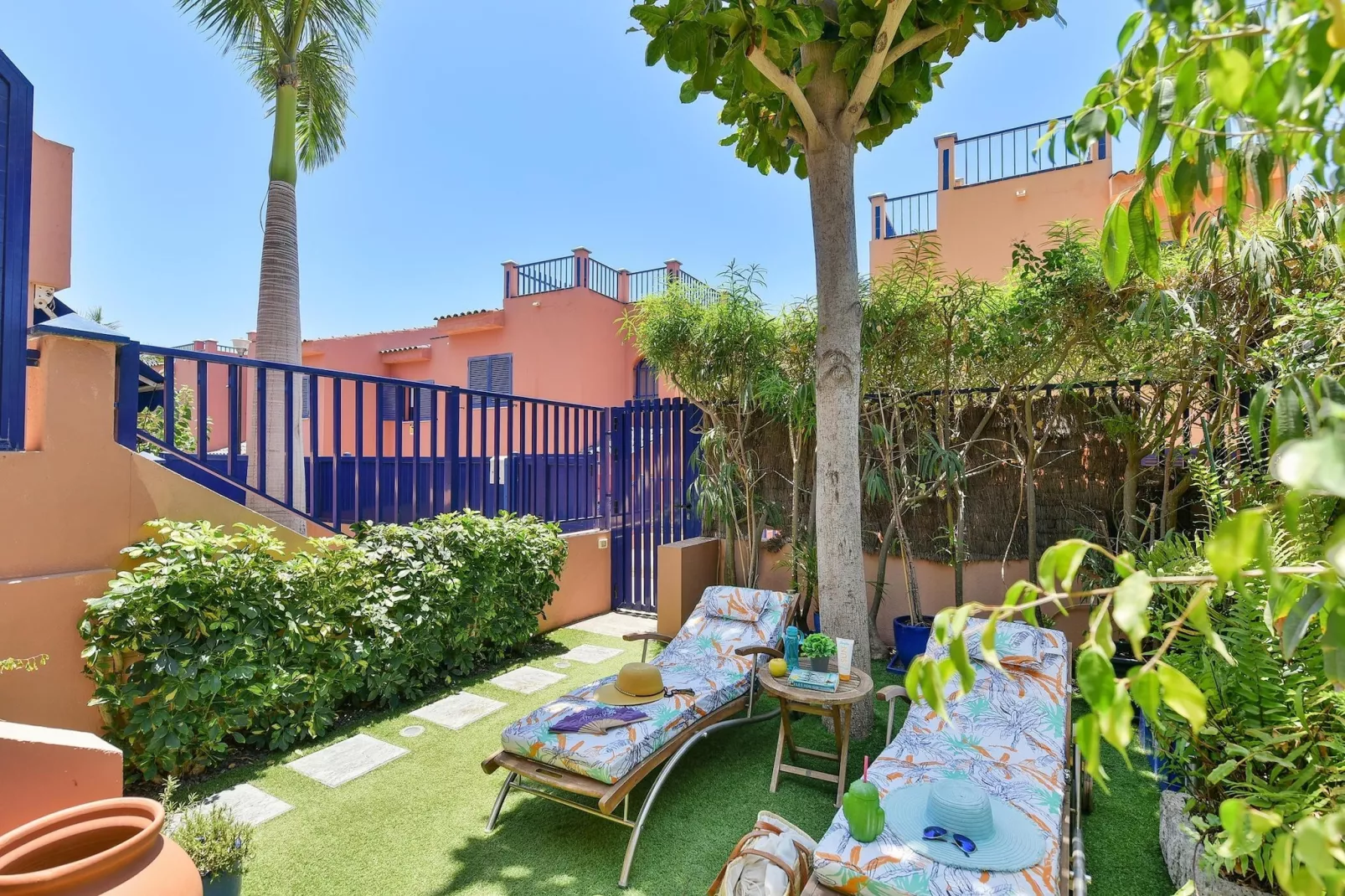 MELONERAS BAHIA 153										-Gardens in summer