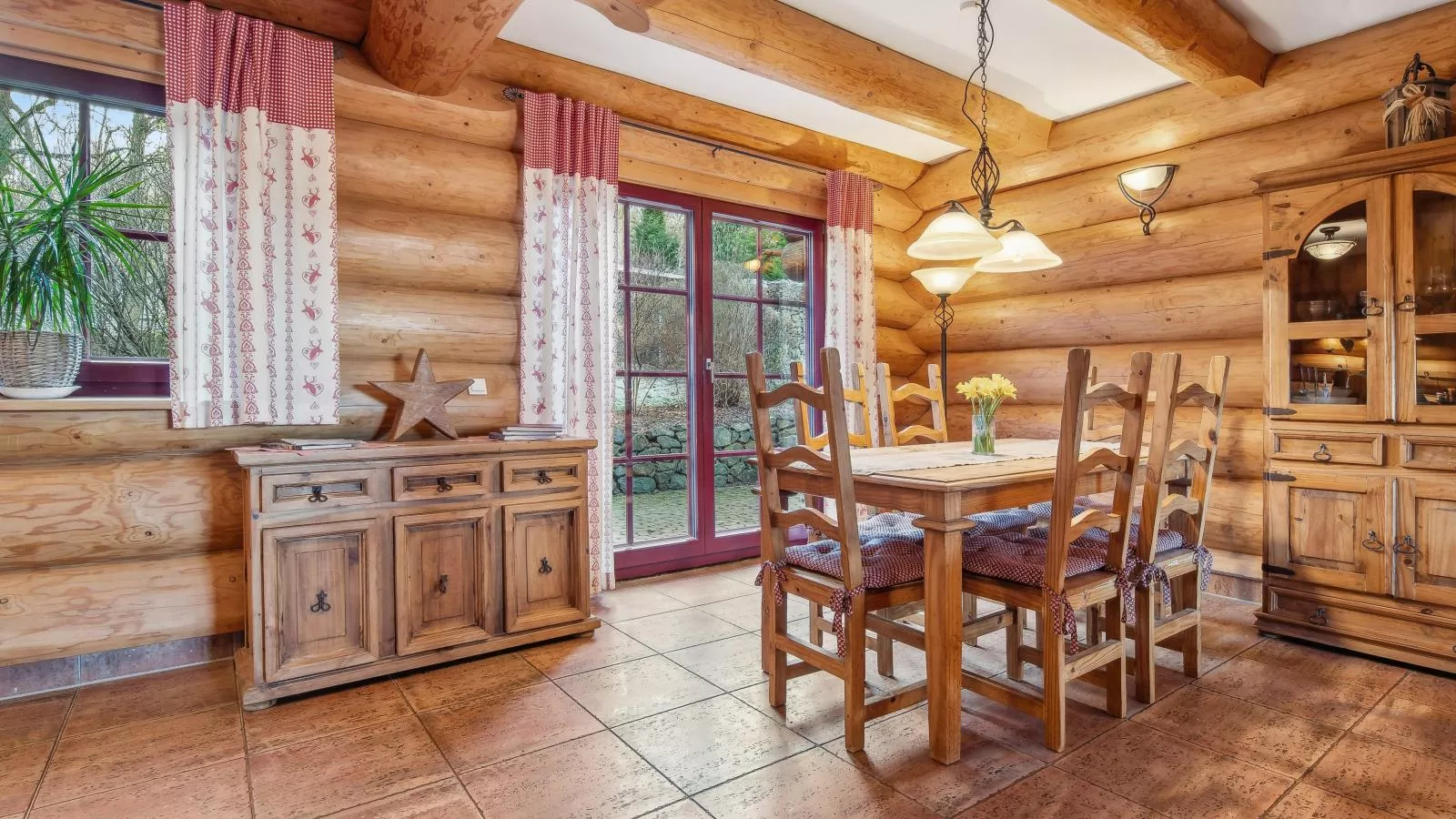 Naturstammhaus-Salle à manger