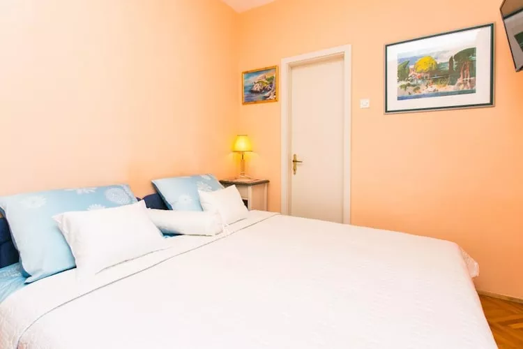 Apartment Vukoja - One-Bedroom Apartment with Balcony-Schlafzimmer