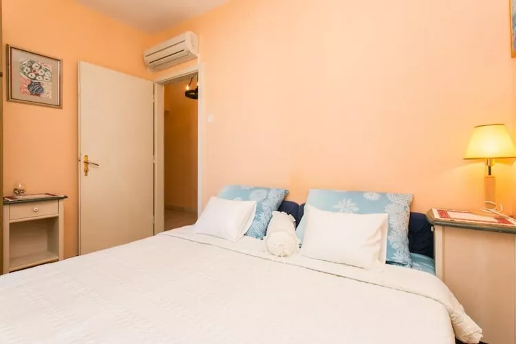 Apartment Vukoja - One-Bedroom Apartment with Balcony-Schlafzimmer