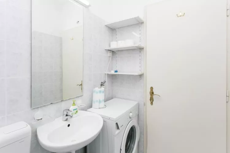 Apartment Vukoja - One-Bedroom Apartment with Balcony-Badezimmer