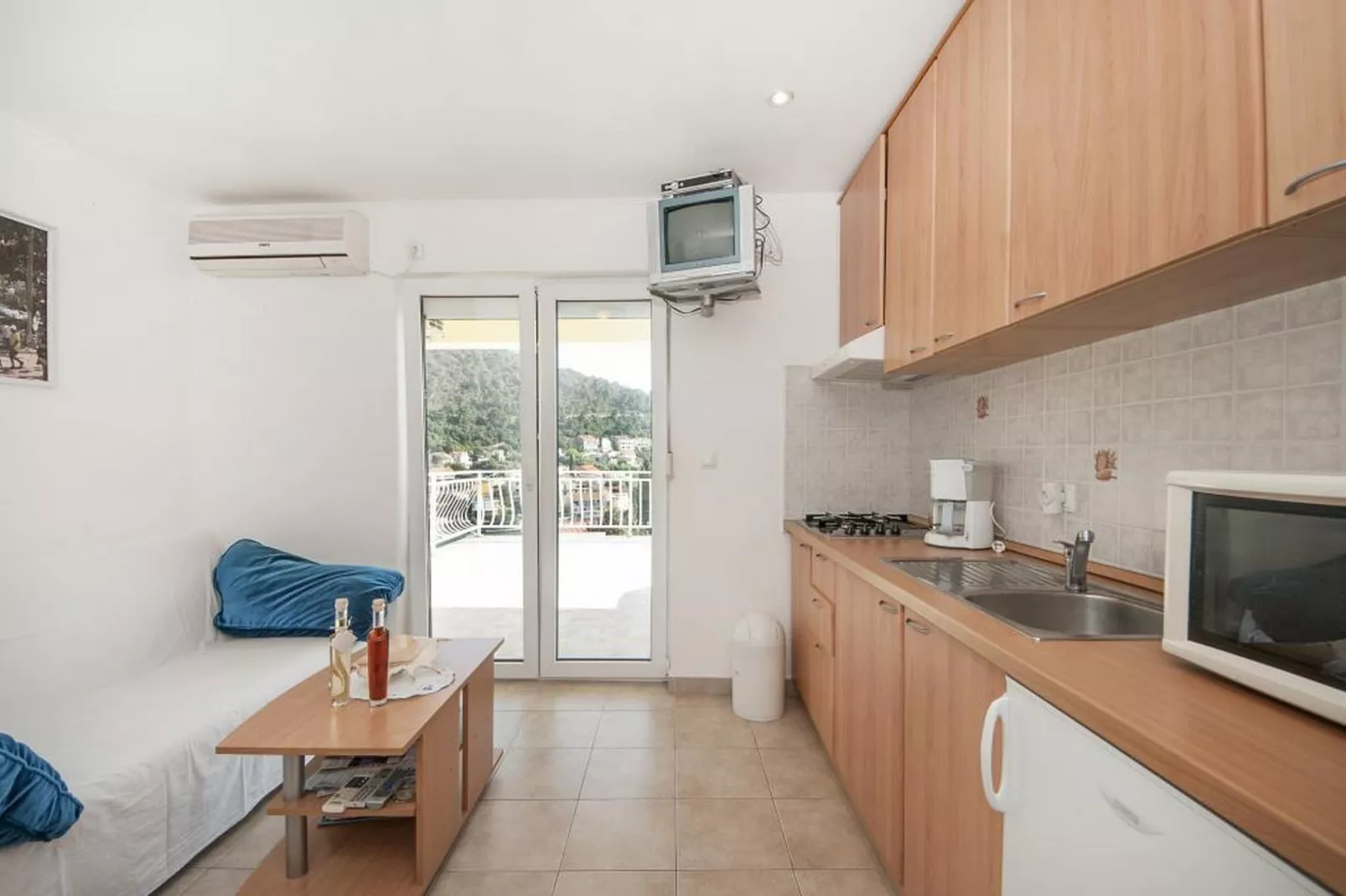 Bertie's Lodge - Two Bedroom Apartment with Terrace and Sea View(A1)