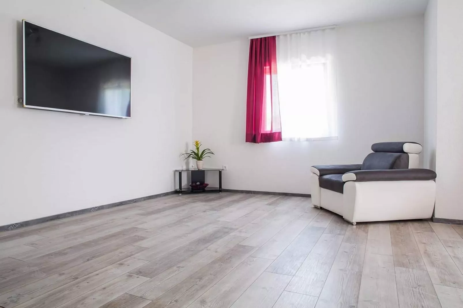 Holiday Home J&D No.3-Six Bedroom House  with Pool