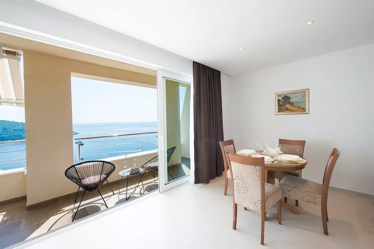 Apartments Horizon - One-Bedroom Apartment with Balcony and Sea View-Dining room