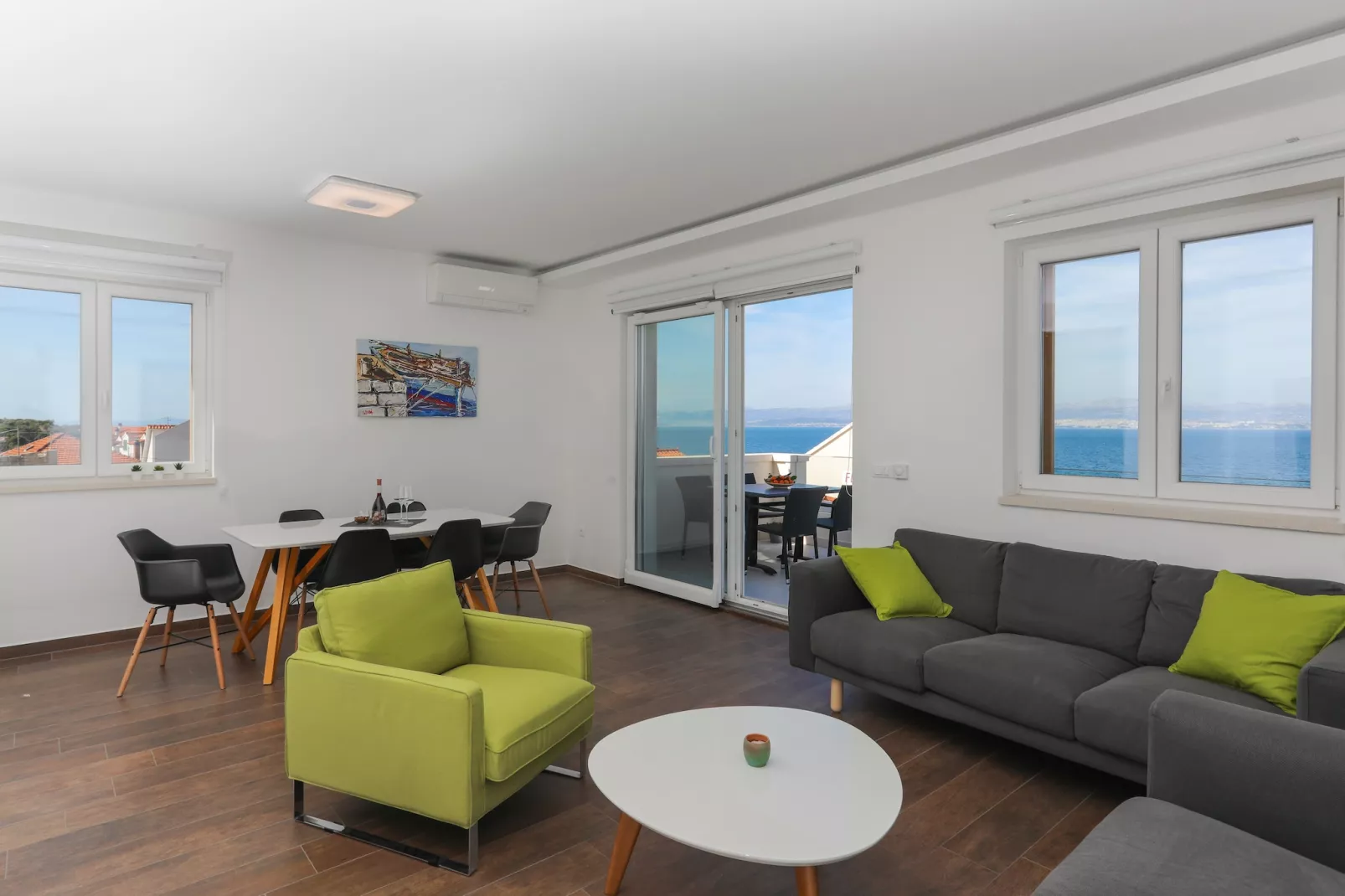 Apartment M&J - Comfort Two Bedroom Apartment with Terrace and Sea View (Škaro)-Wohnzimmer