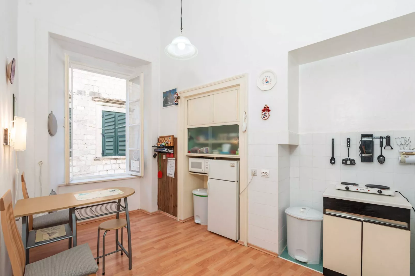 Two Stars Two Beds Downtown Apartment - One-Bedroom Apartment-Kitchen